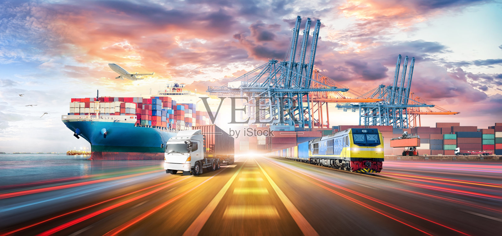 物流運輸進出口及集裝箱貨物運輸船,貨運火車,貨運飛機,高速公路集裝箱卡車,工業(yè)港口碼頭堆場背景,搬運工,全球業(yè)務(wù)